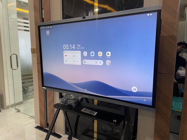 Interactive whiteboard layar sentuh 4K menampilkan dashboard dan video meeting di ruang rapat modern