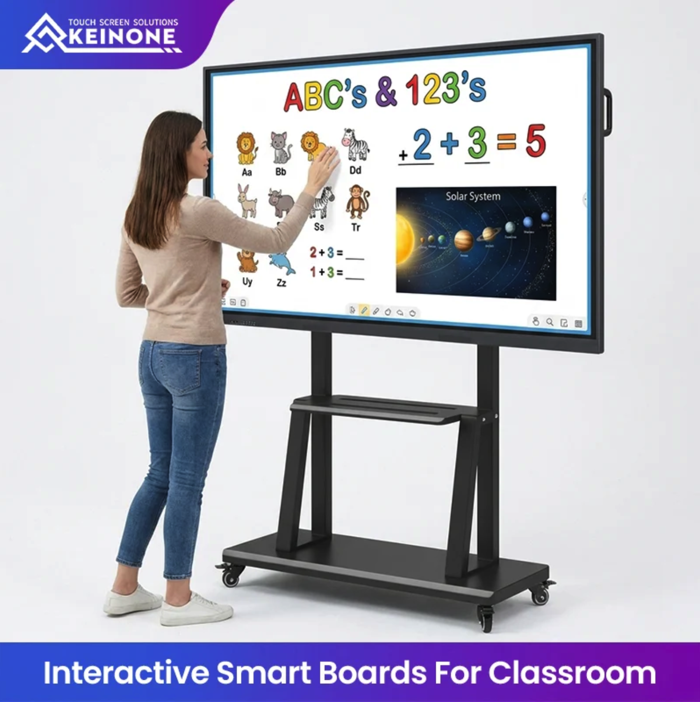 Guru memakai smart board KEINONE di standing bracket beroda untuk mengajar di kelas